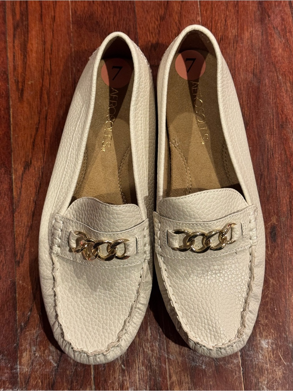 AEROSOLES Cream Pebbled Leather Loafers with Gold Chain